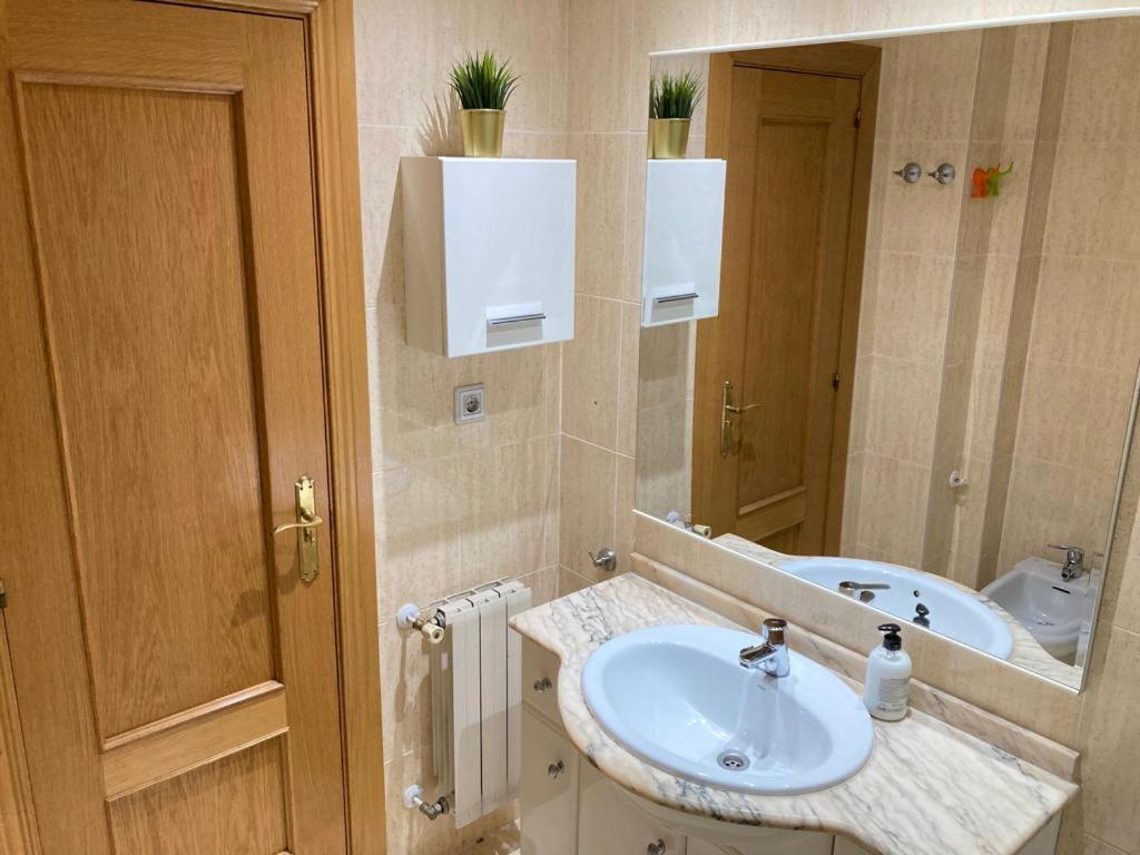 Apartamento Grande, 2 Dormitorios, Garaje Gratis Madrid Exterior foto